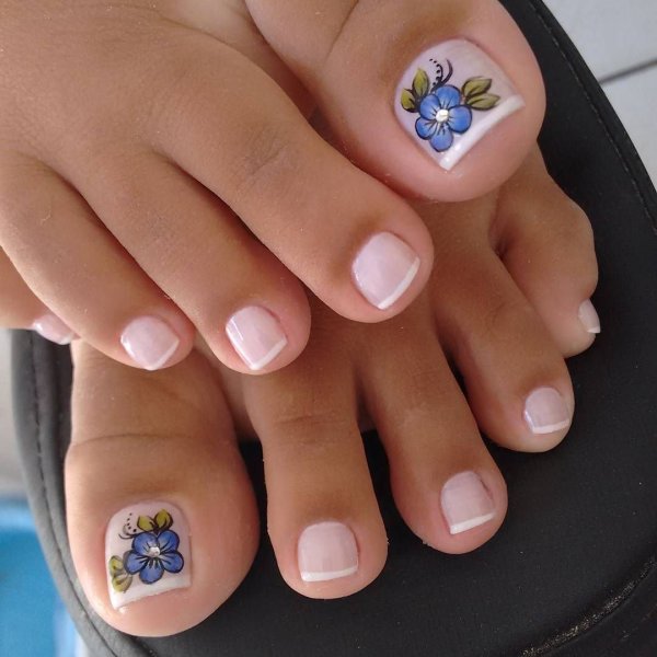 Педикюр с цветочками