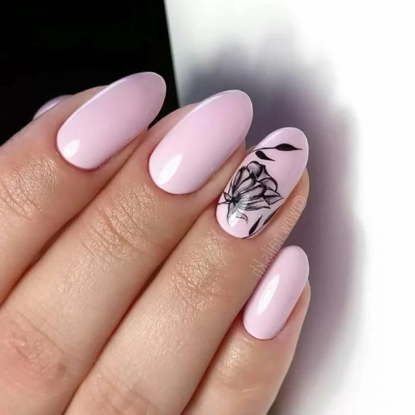 Маникюр в светлых тонах