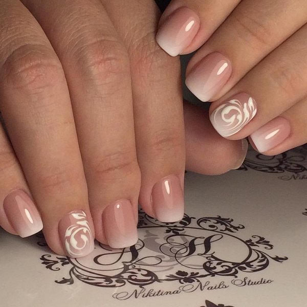 Светлый нюдовый френч маникюр