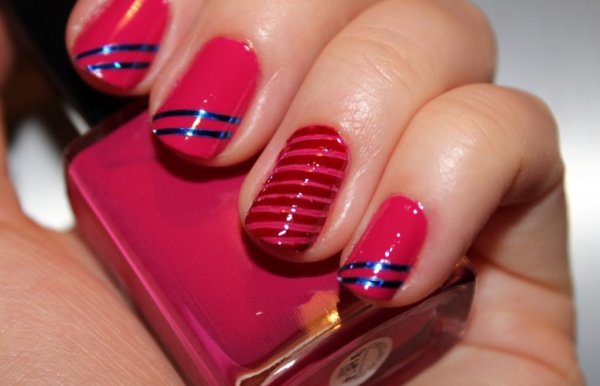 Красный маникюр с лентами