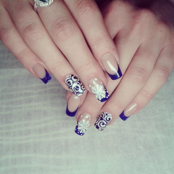 Маникюр синий с бежевым