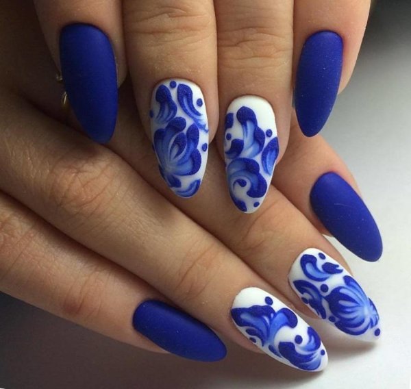 Маникюр на острые ногти синий с бежевым