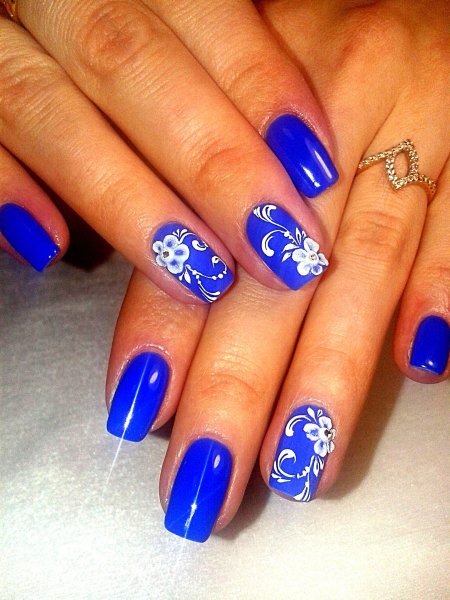 Маникюр темно-синий с цветочками