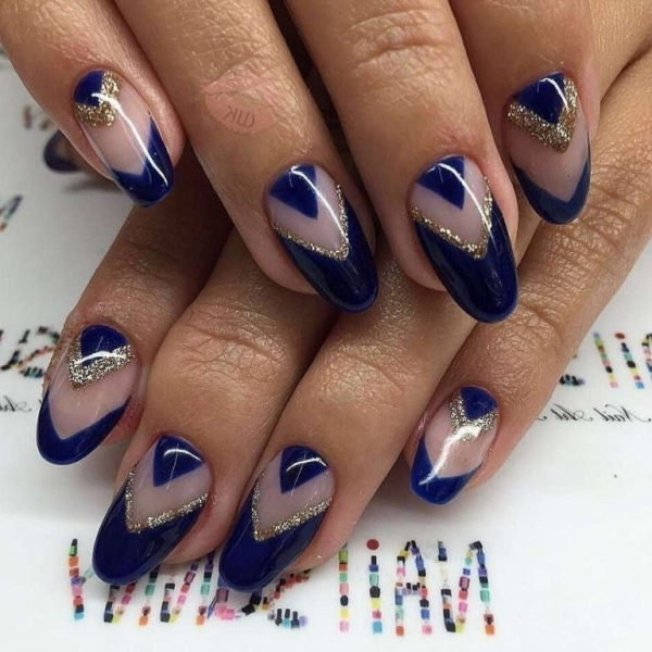 Синий маникюр с цветочками