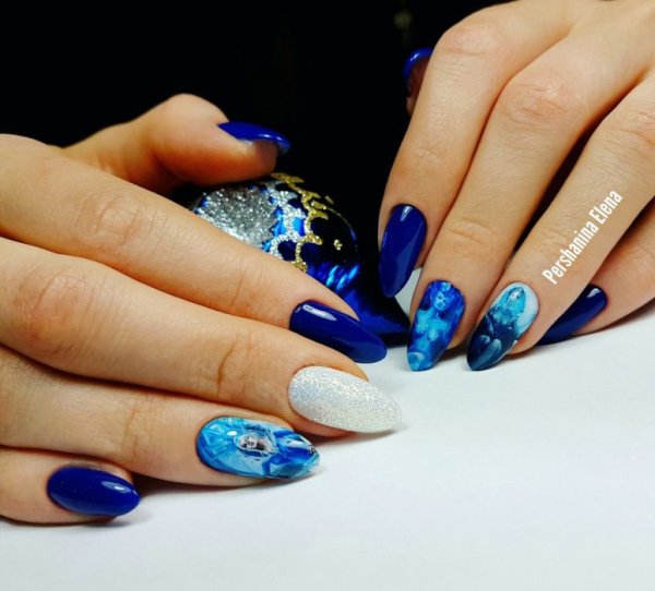 Синие цветы на ногтях
