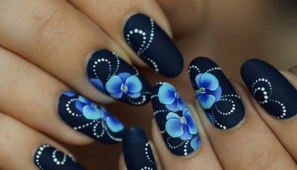 Синий маникюр с цветочками