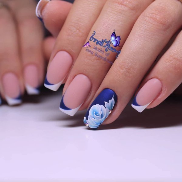 Синий маникюр