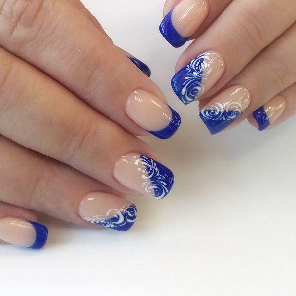 Маникюр с синими бабочками