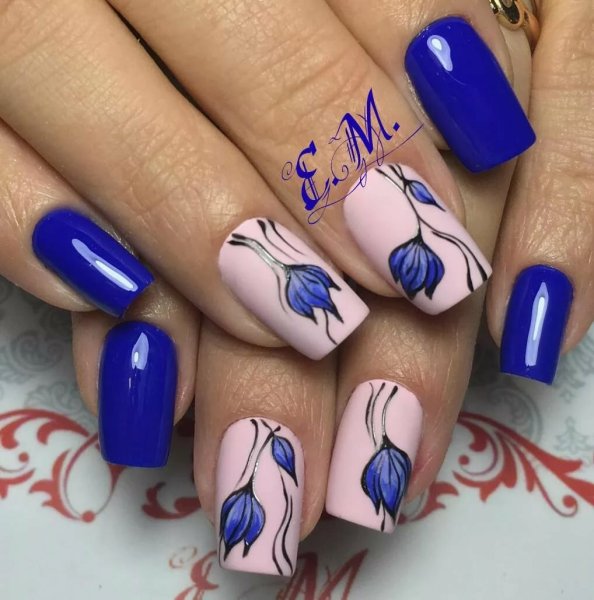 Синий маникюр с вензелями