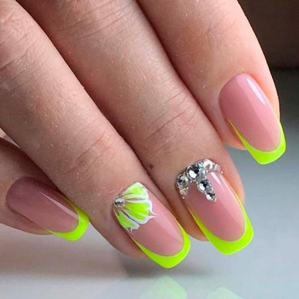 Французский маникюр разноцветный