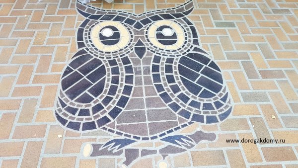 Рисунок из плитки на улице