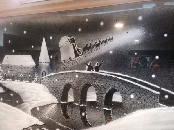 Узоры искусственным снегом на окне