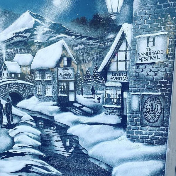 Снежный рисунок на окне