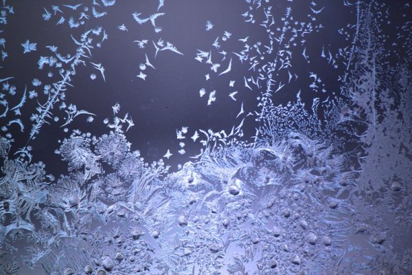 Рисунки на запотевшем стекле