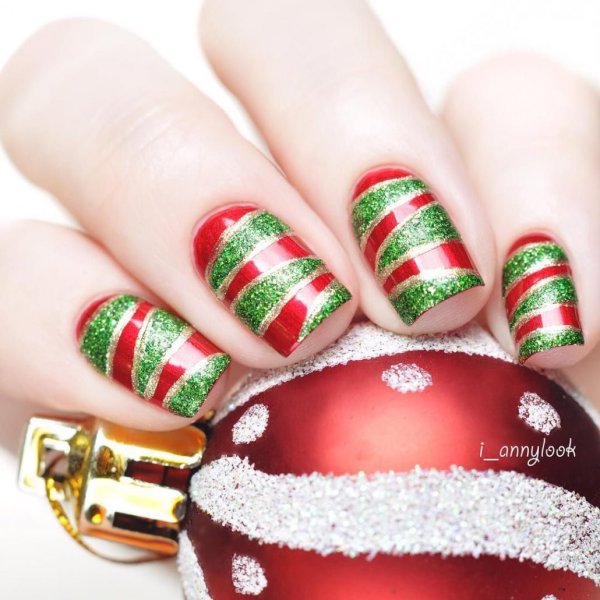 Белый маникюр со снежинками