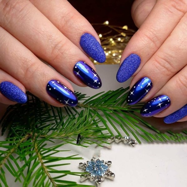 Красный маникюр с новогодней тематикой