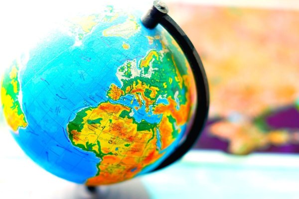 Мальчик с глобусом