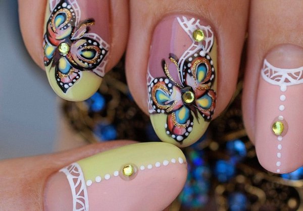 Бабочка на ногтях со стразами