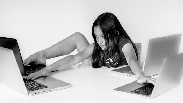 Девушка за ноутбуком