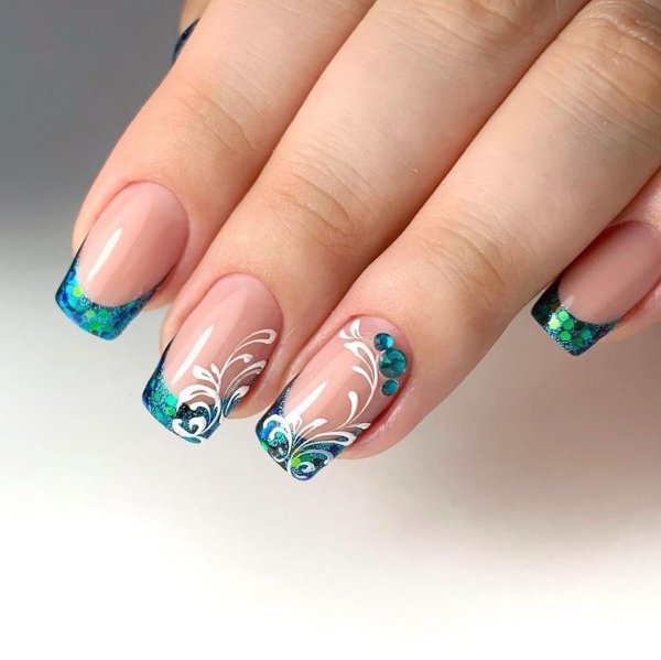 Маникюр зеленый френч 2022