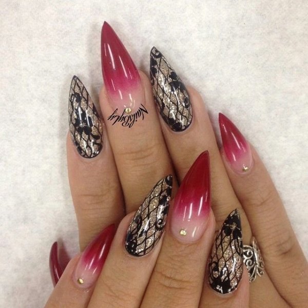 Цветы на длинных ногтях