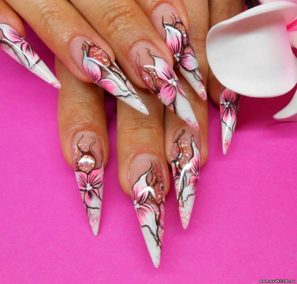 Ногти стилет и миндаль