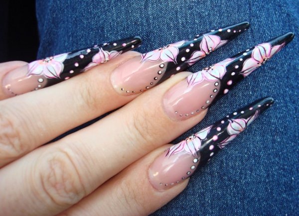 Маникюр с узорами на острые ногти
