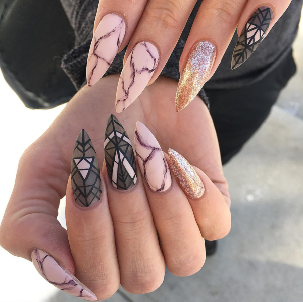 Ногти стилет и миндаль