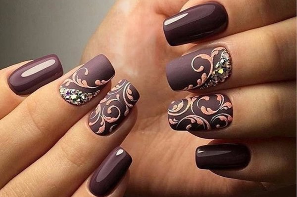 Маникюр с вензелями