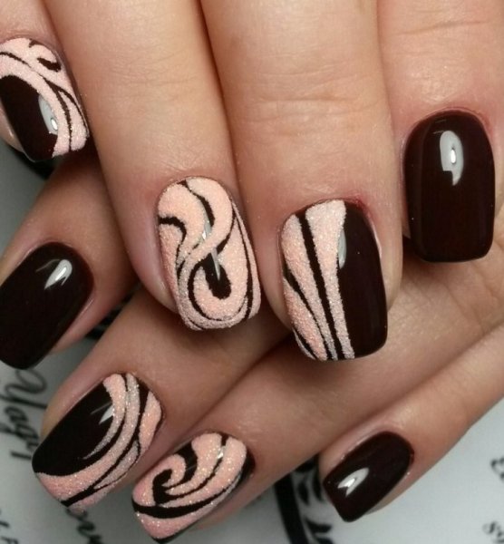 Коричневый маникюр