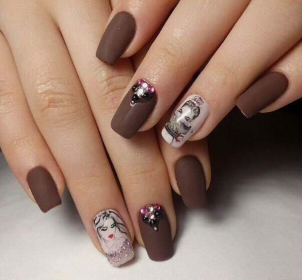 Новогодний маникюр в коричневых тонах
