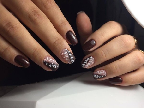 Коричневый маникюр с дизайном