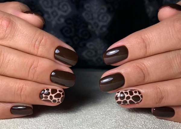 Маникюр коричневый с бежевым