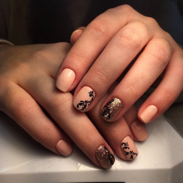 Маникюр коричневый с бежевым