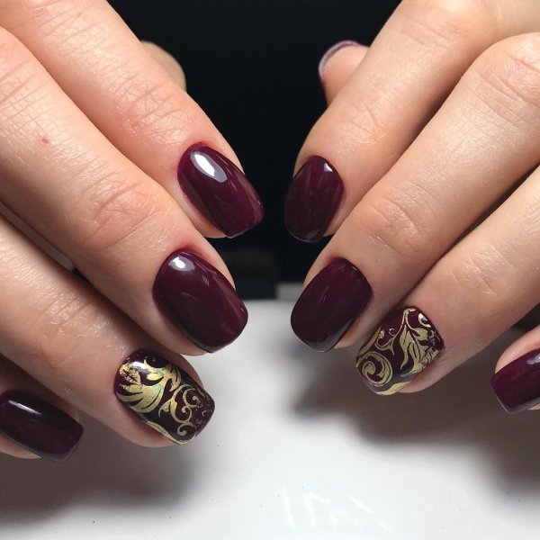 Маникюр бордовый с золотыми листочками