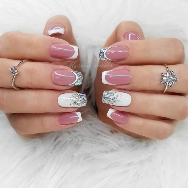 Белый френч на ногтях