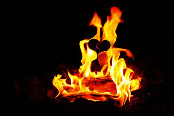 Языки пламени на черном фоне