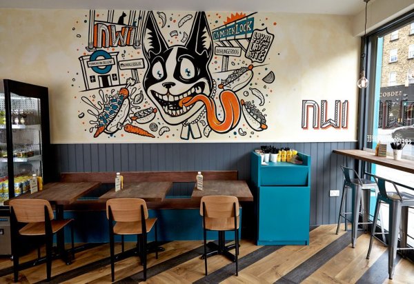 Рисунки на стенах в кафе