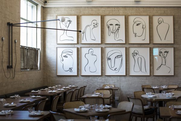 Расписанные стены в кафе