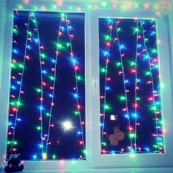 Красиво развесить гирлянду на окно