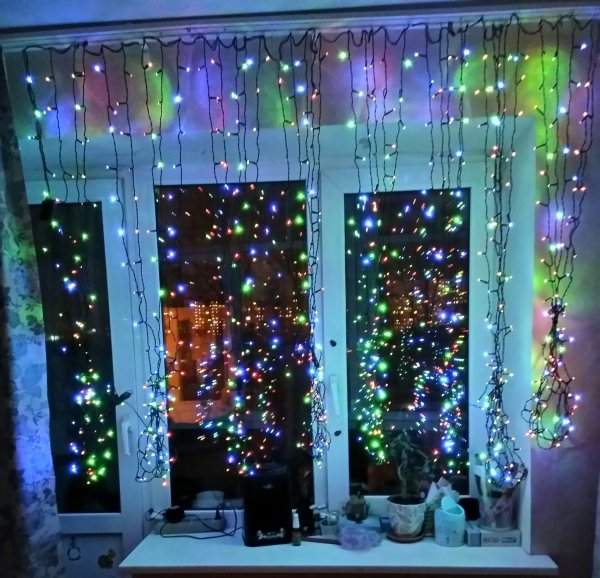 Гирлянда гуашью на окне