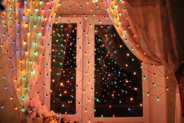 Красиво развесить гирлянду на окно