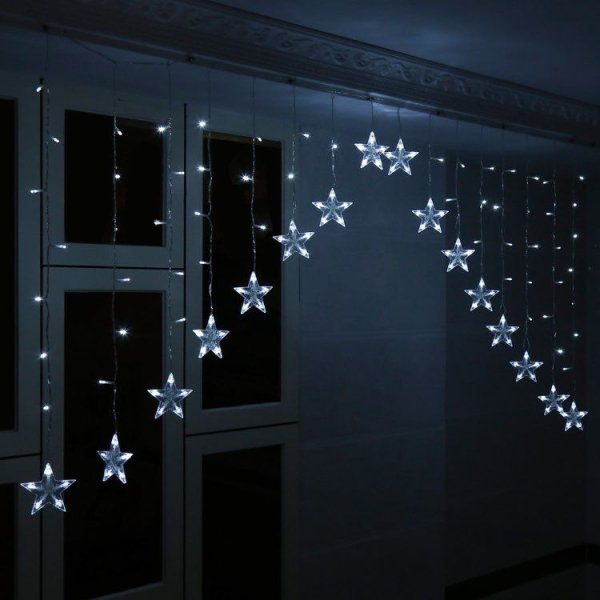 Украшение окна гирляндой