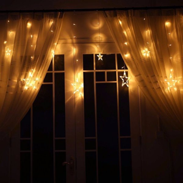 Украшение окна гирляндой