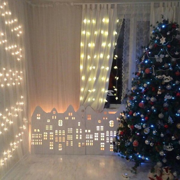 Фигуры из гирлянды на стене