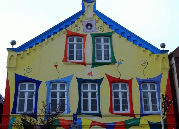 Разрисованный фасад дома