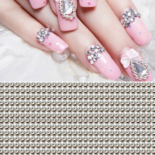 Узоры из страз на ногтях