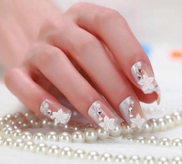 Крупные стразы на ногтях