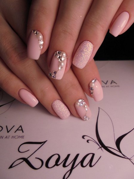 Выкладка страз на ногтях