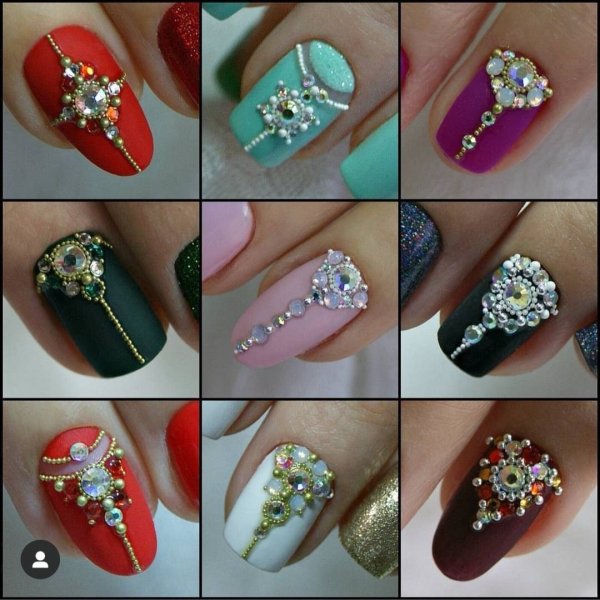 Маникюр со стрекозой и стразами